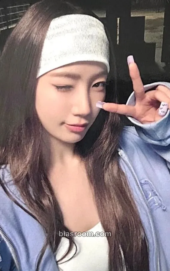Kazuha DIFFERENT Photocard - LE SSERAFIM - LE SSERAFIM K-pop photocard