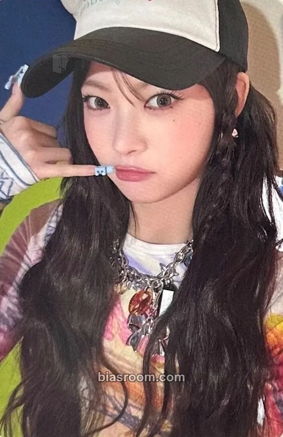 Hong Eunchae DIFFERENT Photocard - LE SSERAFIM - LE SSERAFIM K-pop photocard