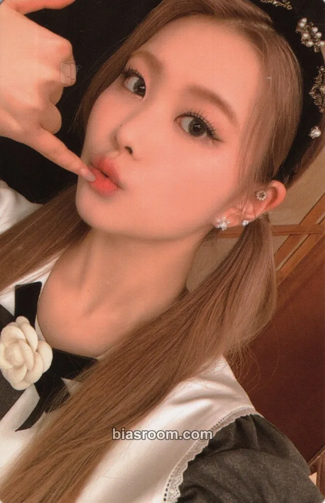 Swan Cabin Fever Photocard - PURPLE KISS - PURPLE KISS K-pop photocard