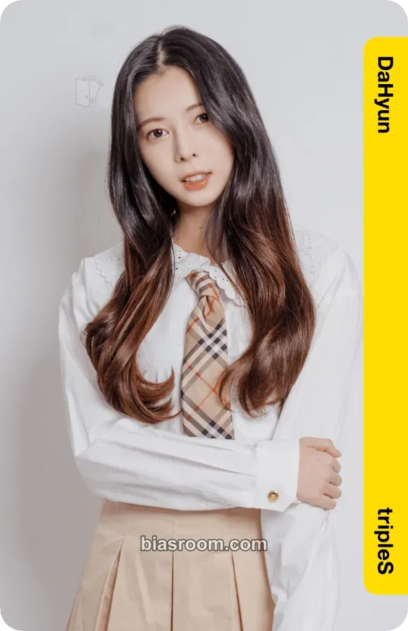 Dahyun Atom01 First Class Objekts Photocard - tripleS - tripleS K-pop photocard
