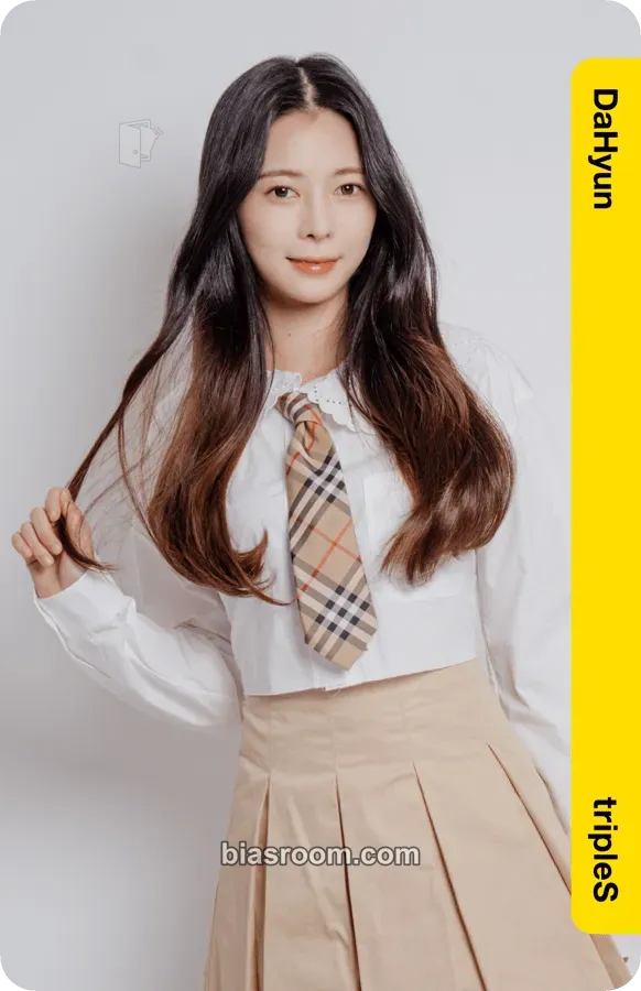 Dahyun Atom01 First Class Objekts Photocard - tripleS - tripleS K-pop photocard