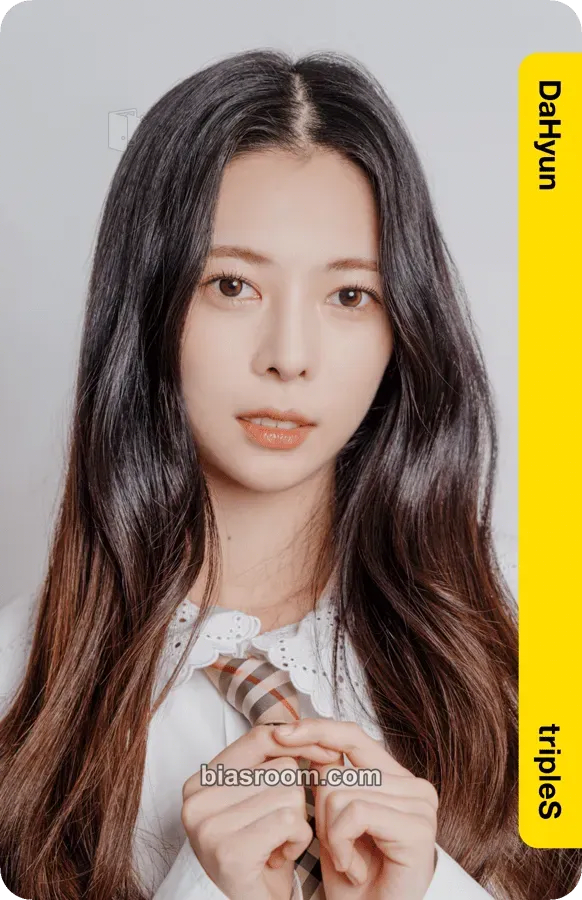Dahyun Atom01 First Class Objekts Photocard - tripleS - tripleS K-pop photocard
