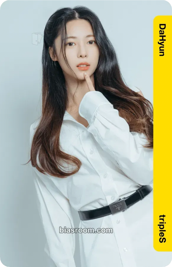 Dahyun Atom01 First Class Objekts Photocard - tripleS - tripleS K-pop photocard