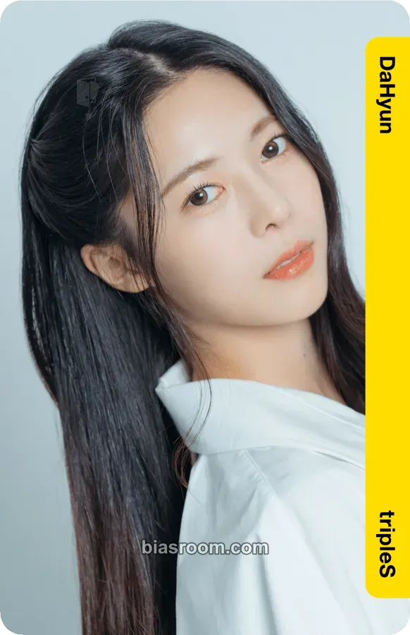 Dahyun Atom01 First Class Objekts Photocard - tripleS - tripleS K-pop photocard
