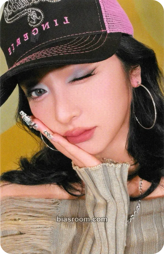 Huh Yunjin CRAZY (Japanese Ver.) Photocard - LE SSERAFIM - LE SSERAFIM K-pop photocard