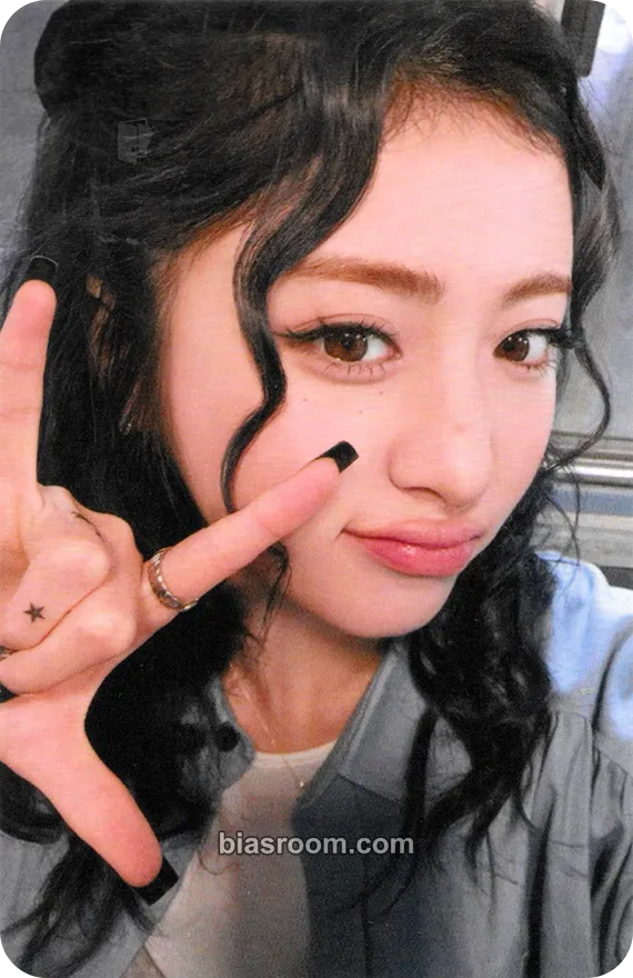 Huh Yunjin CRAZY (Japanese Ver.) Photocard - LE SSERAFIM - LE SSERAFIM K-pop photocard