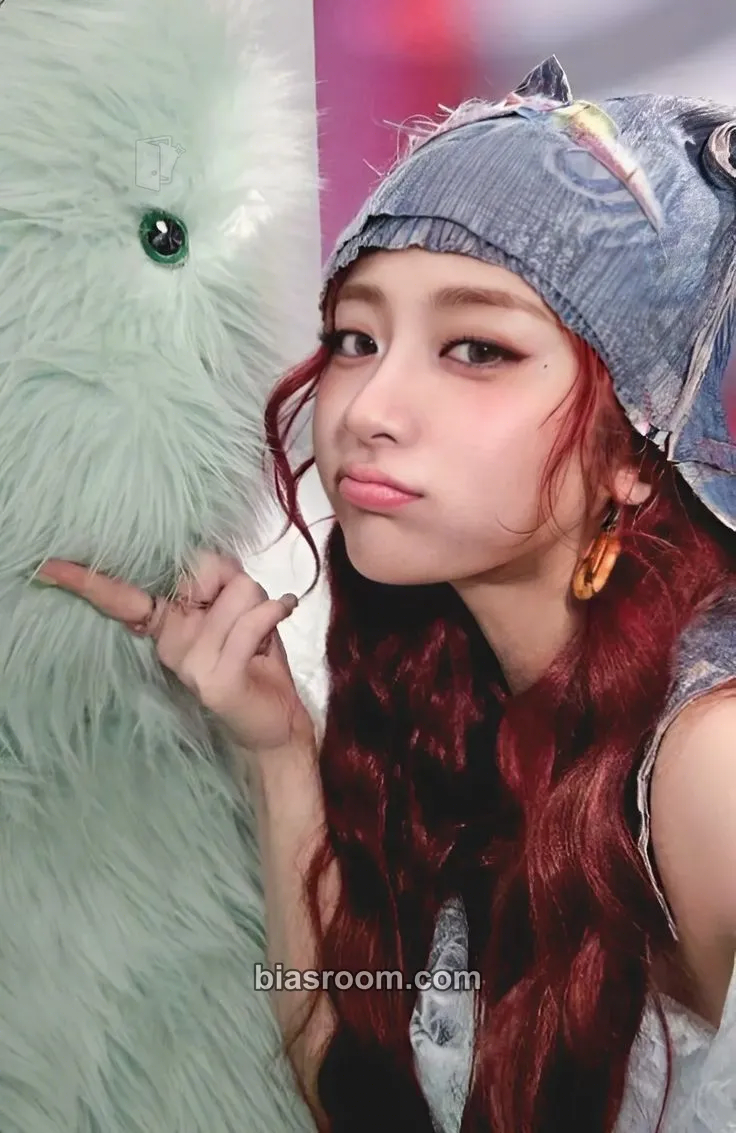 Huh Yunjin CRAZY (Japanese Ver.) Photocard - LE SSERAFIM - LE SSERAFIM K-pop photocard