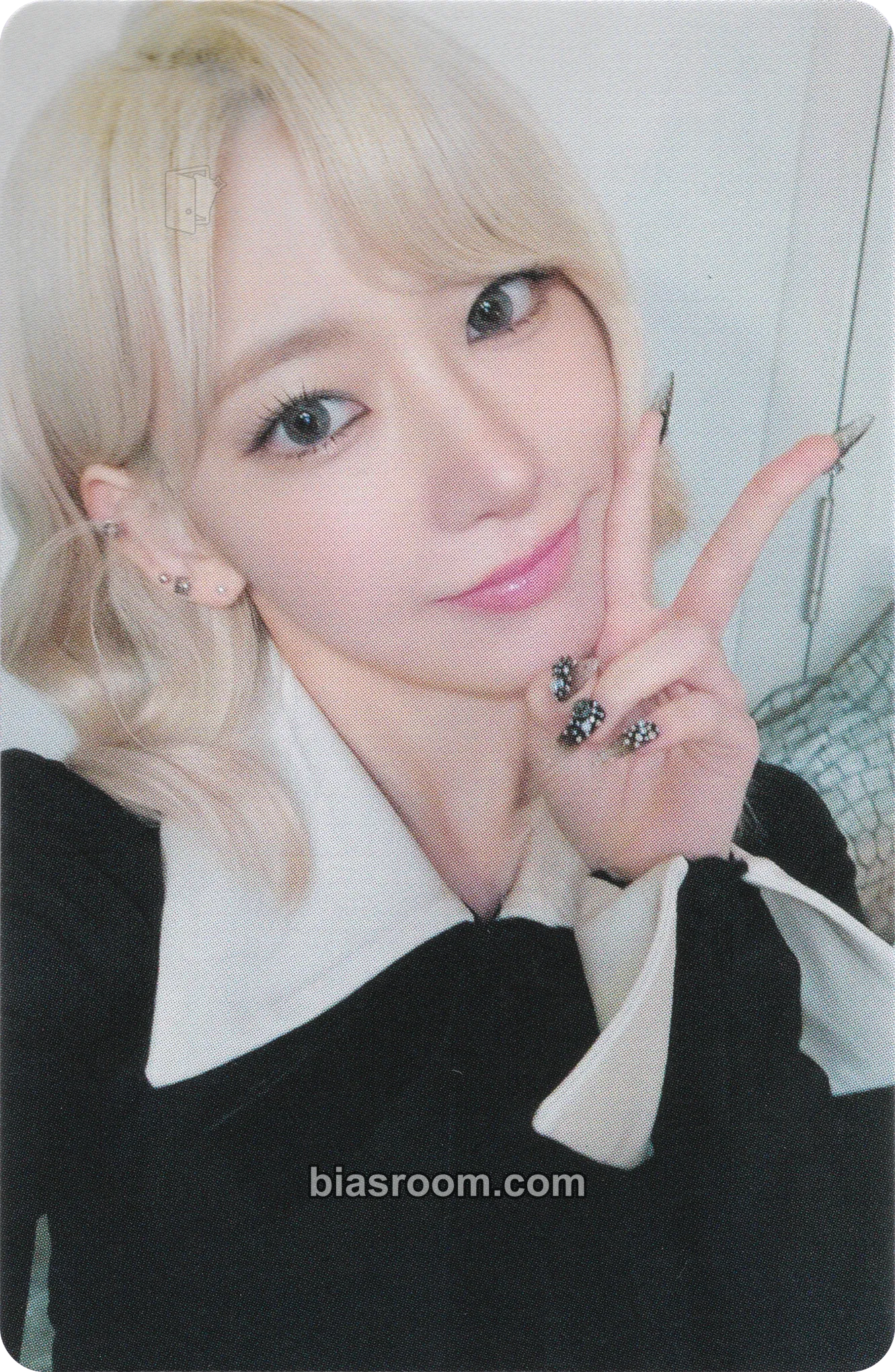 Sakura CRAZY (Japanese Ver.) Photocard - LE SSERAFIM - LE SSERAFIM K-pop photocard