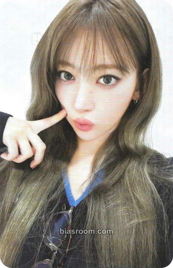 Sakura HOT Photocard - LE SSERAFIM - LE SSERAFIM K-pop photocard
