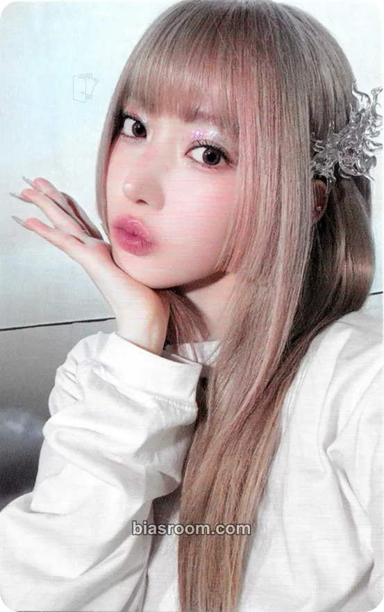 Sakura HOT Photocard - LE SSERAFIM - LE SSERAFIM K-pop photocard