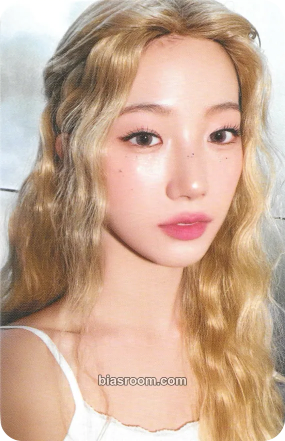 Kazuha HOT Photocard - LE SSERAFIM - LE SSERAFIM K-pop photocard