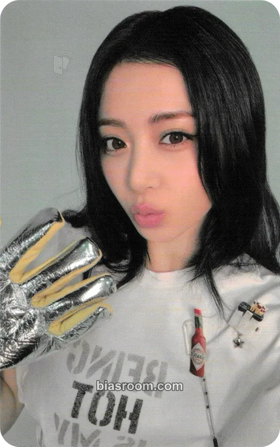 Huh Yunjin HOT Photocard - LE SSERAFIM - LE SSERAFIM K-pop photocard