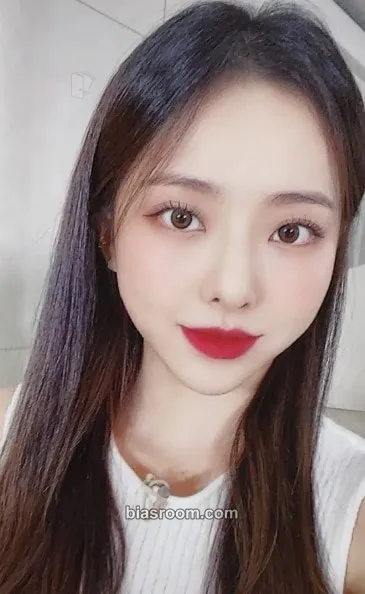 ViVi LOONA x Wonderwall Contents Package Photocard - LOONA - LOONA K-pop photocard