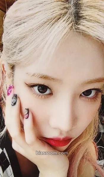 Kim Lip LOONA x Wonderwall Contents Package Photocard - LOONA - LOONA K-pop photocard
