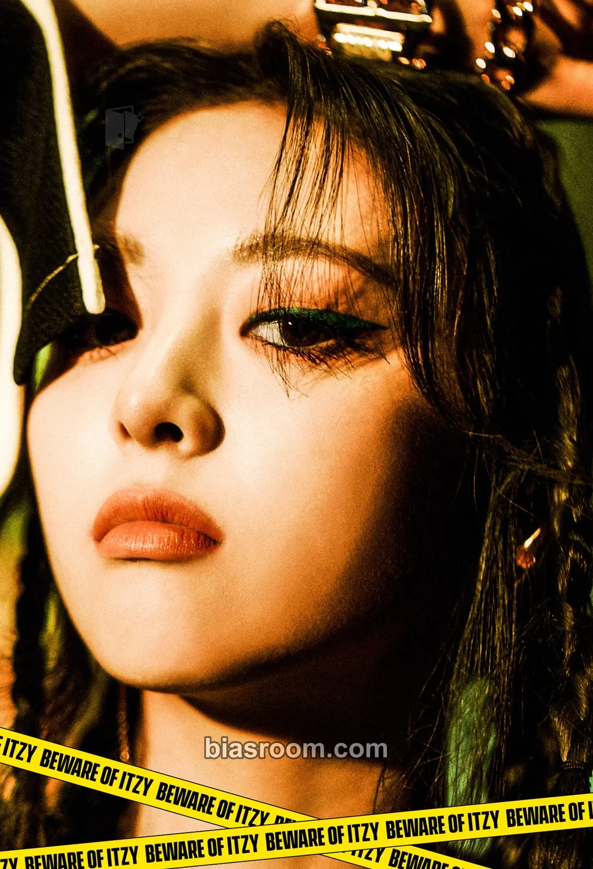 Yuna GUESS WHO Photocard - ITZY - ITZY K-pop photocard