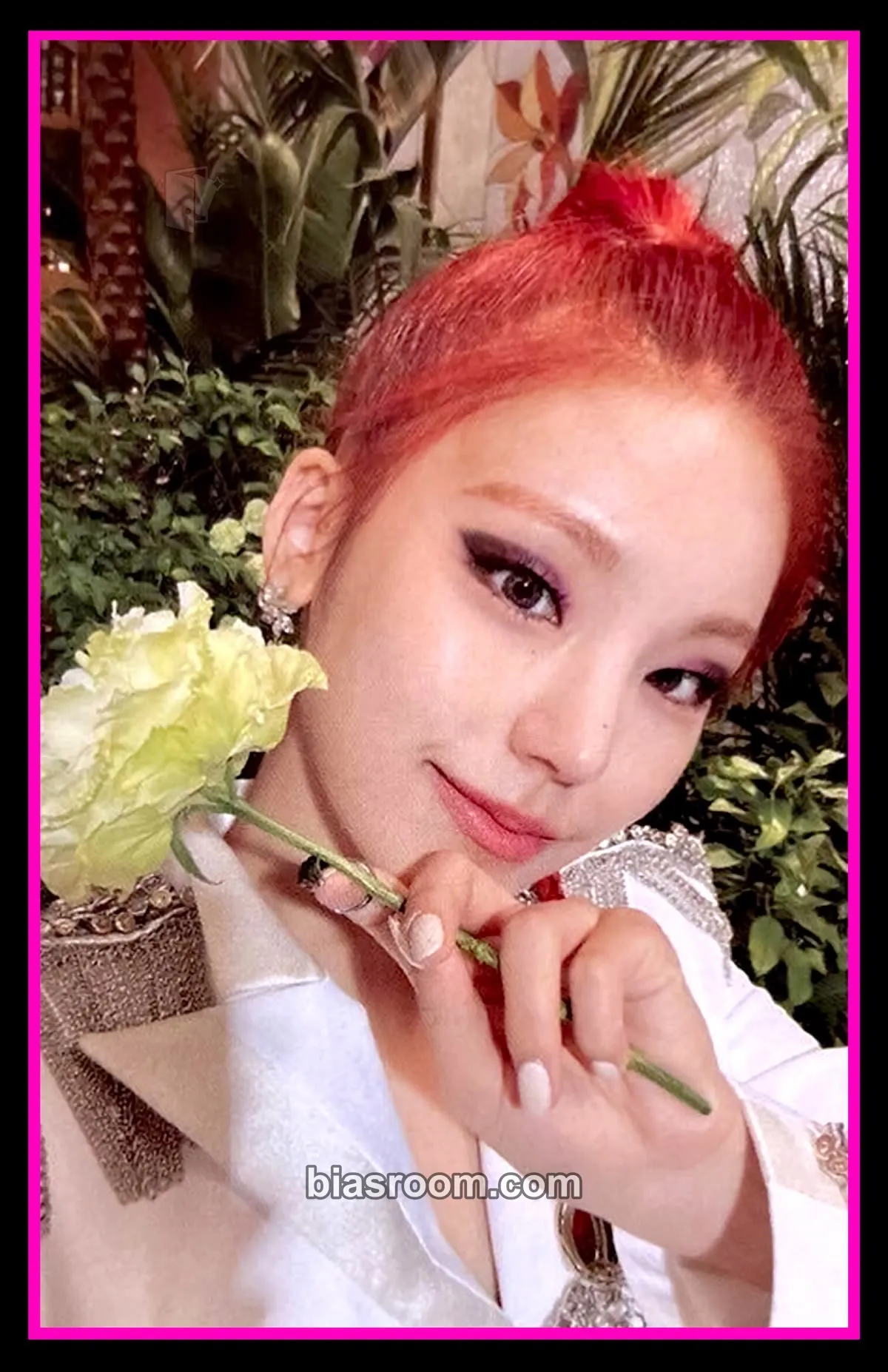 Yeji GUESS WHO Photocard - ITZY - ITZY K-pop photocard