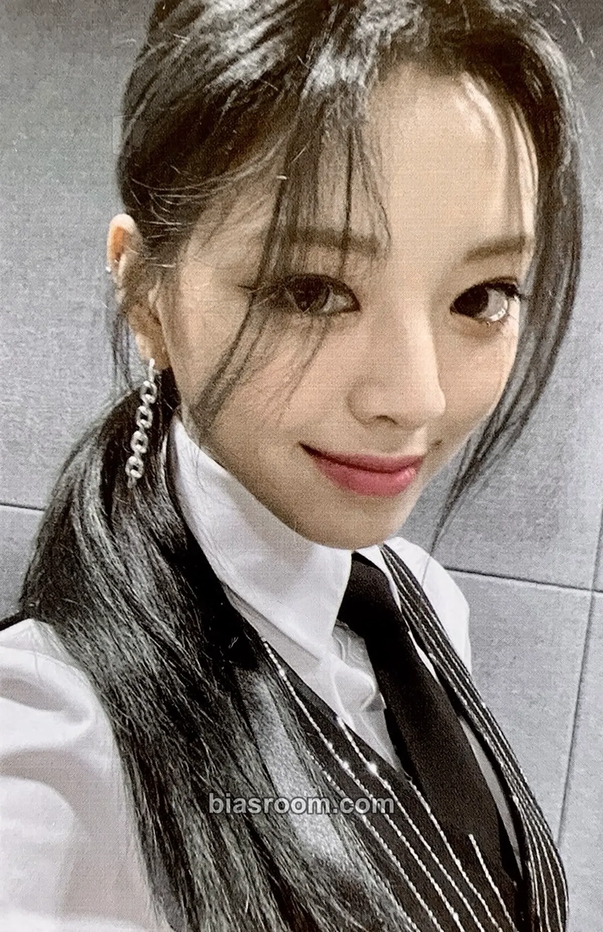 Yuna GUESS WHO Photocard - ITZY - ITZY K-pop photocard