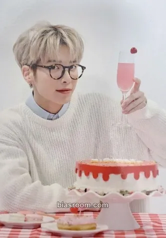 Taehyun Birthday Merch Photocard - TOMORROW X TOGETHER - TOMORROW X TOGETHER K-pop photocard