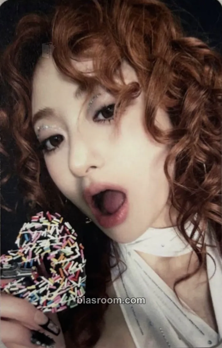 Huh Yunjin HOT Photocard - LE SSERAFIM - LE SSERAFIM K-pop photocard