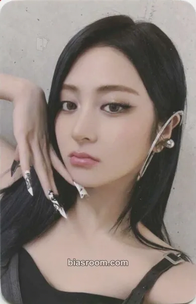 Huh Yunjin HOT Photocard - LE SSERAFIM - LE SSERAFIM K-pop photocard