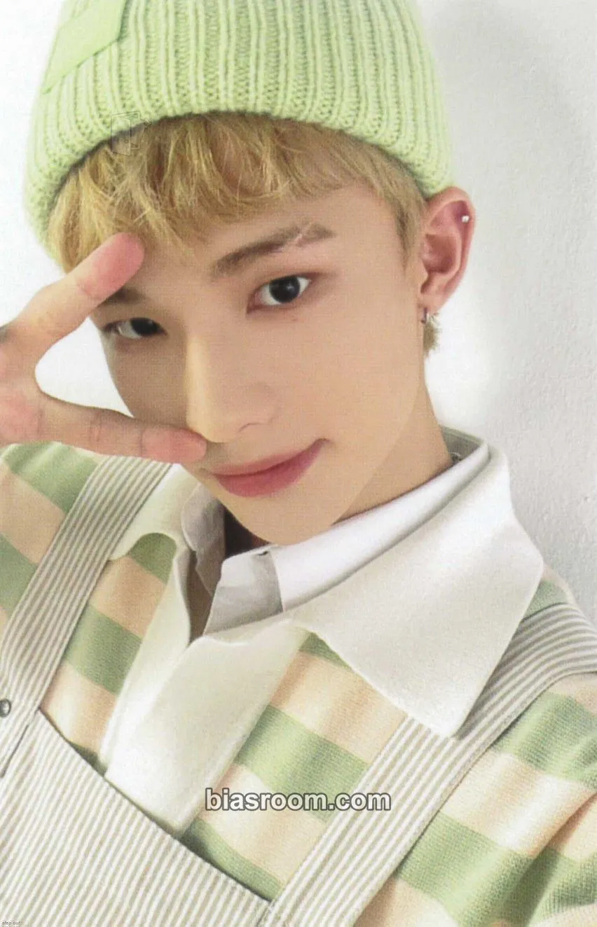 Hyunjin 2023 Season's Greetings - SKZ's Mini World Photocard - Stray Kids - Stray Kids K-pop photocard