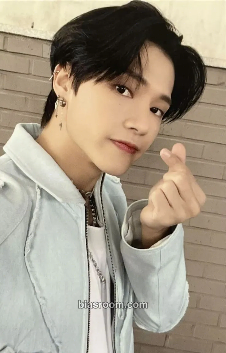 Wooyoung THE WORLD EP.1 : MOVEMENT Photocard - ATEEZ - ATEEZ K-pop photocard