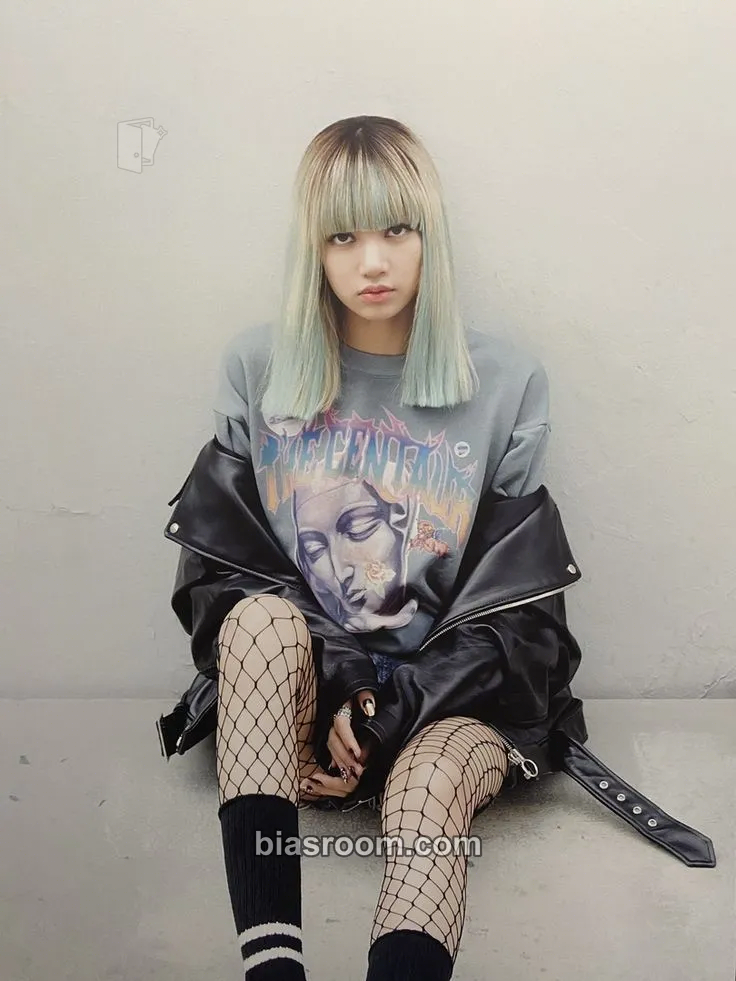 Lisa 4+1 THE ALBUM PHOTOBOOK - LIMITED EDITION Photocard - BLACKPINK - BLACKPINK K-pop photocard