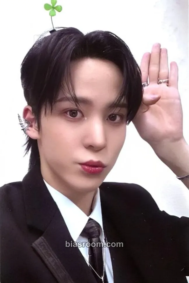 Yunho THE WORLD EP.2 : OUTLAW Photocard - ATEEZ - ATEEZ K-pop photocard