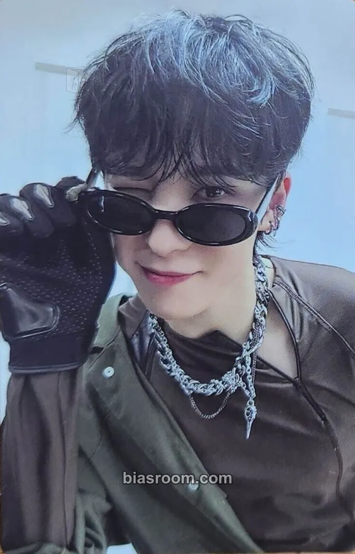 Yunho THE WORLD EP.2 : OUTLAW Photocard - ATEEZ - ATEEZ K-pop photocard
