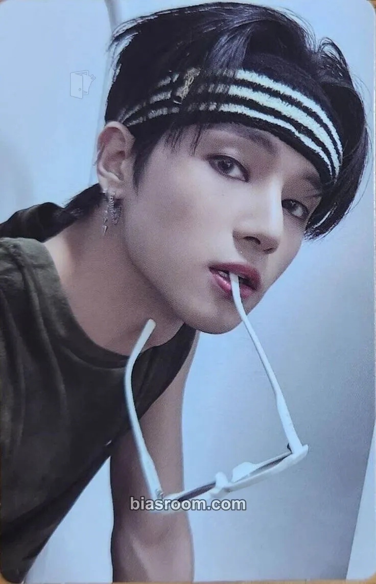 Wooyoung THE WORLD EP.2 : OUTLAW Photocard - ATEEZ - ATEEZ K-pop photocard