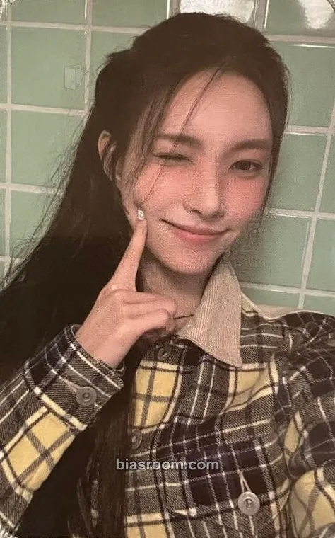 Yunah SUPER REAL ME Photocard - ILLIT - ILLIT K-pop photocard