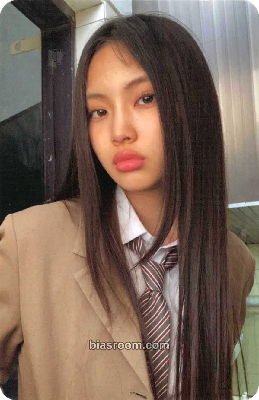 Hyein NewJeans “OMG” Photocard - NewJeans - NewJeans K-pop photocard