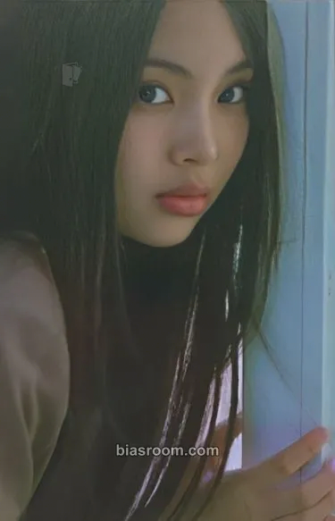Hyein NewJeans “OMG” Photocard - NewJeans - NewJeans K-pop photocard