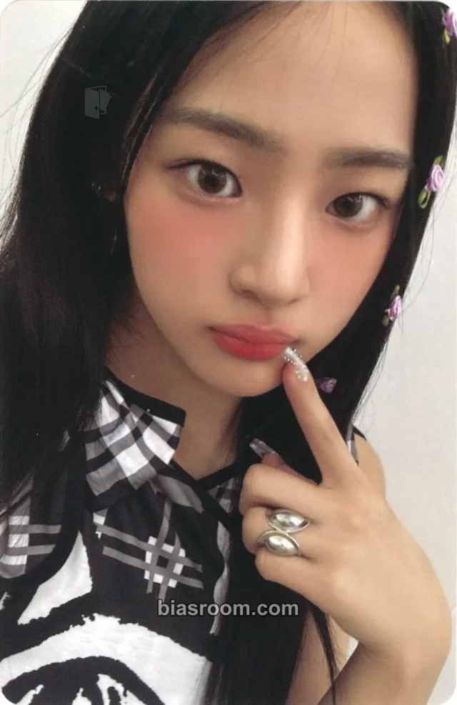 NewJeans - Minji - Get Up Album album photocard bunny beach bag version minji version