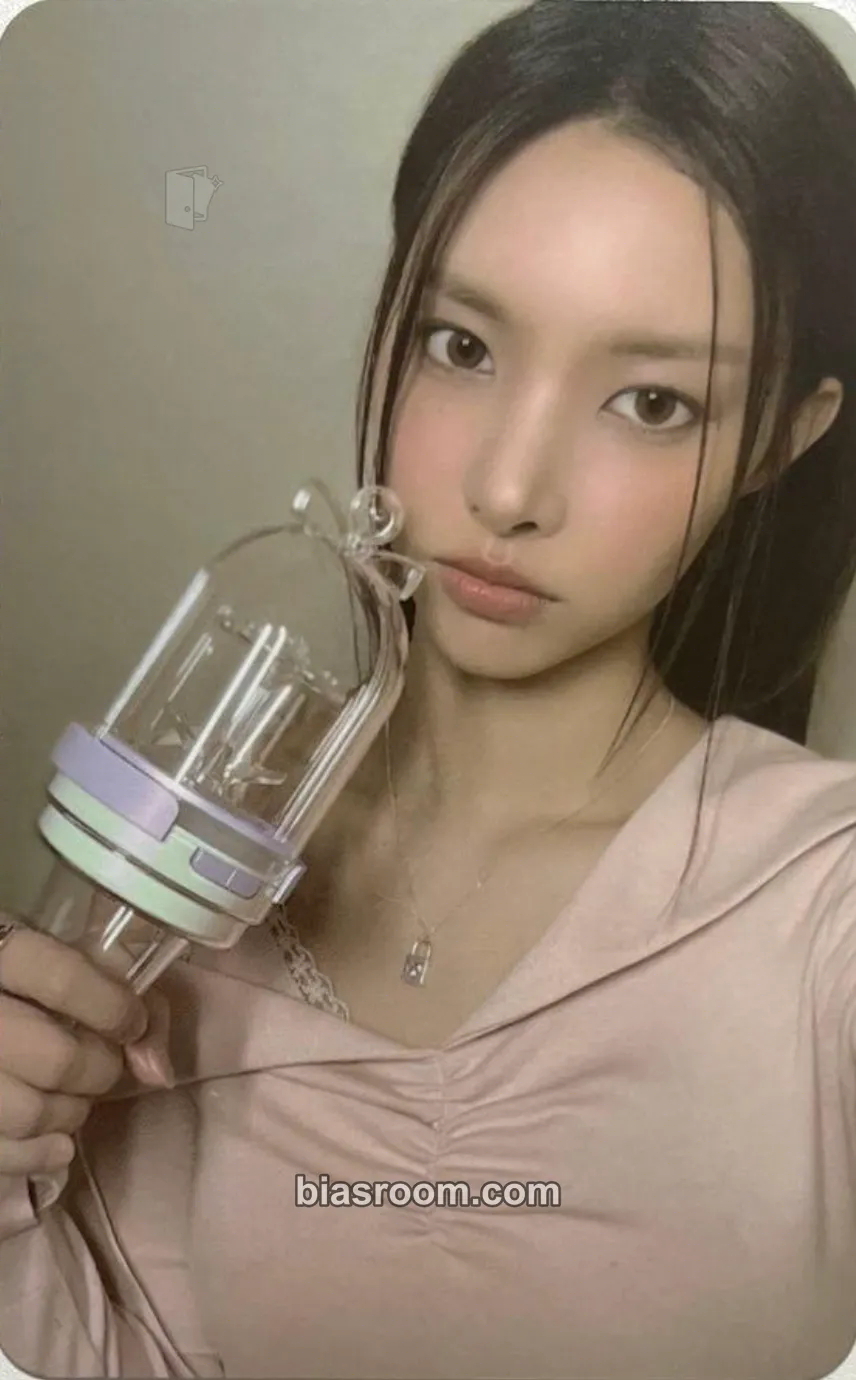 Yunah Official Lightstick Photocard - ILLIT - ILLIT K-pop photocard