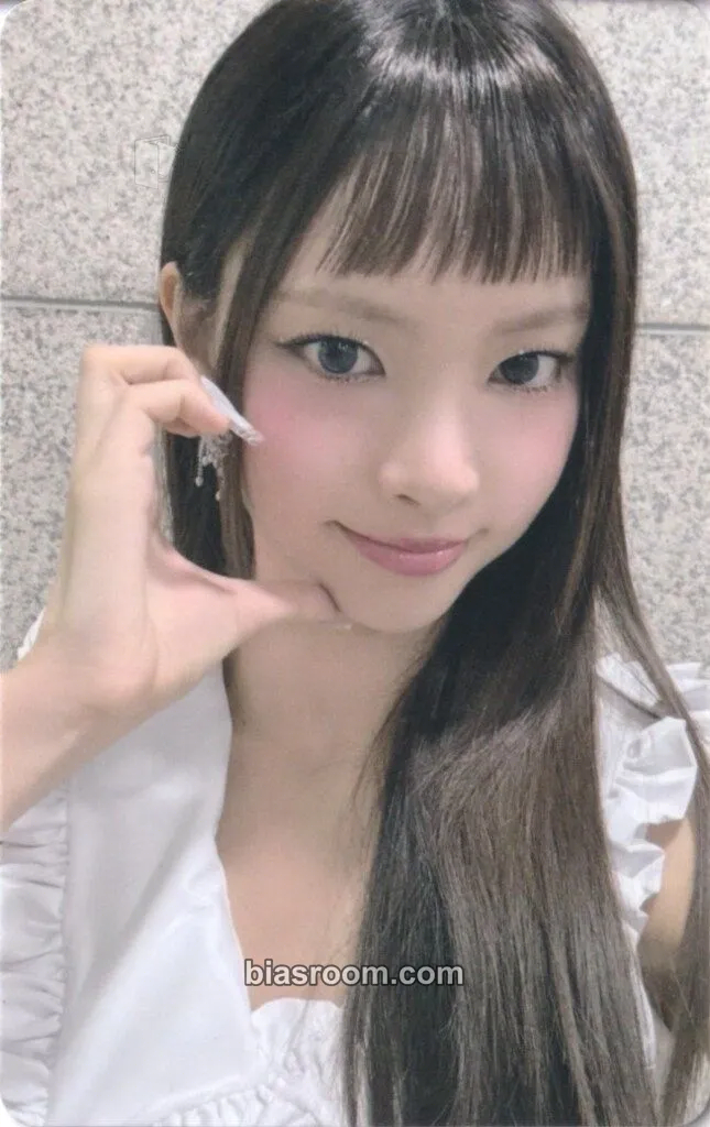 Yunah 2025 GLITTER DAY in JAPAN Photocard - ILLIT - ILLIT K-pop photocard