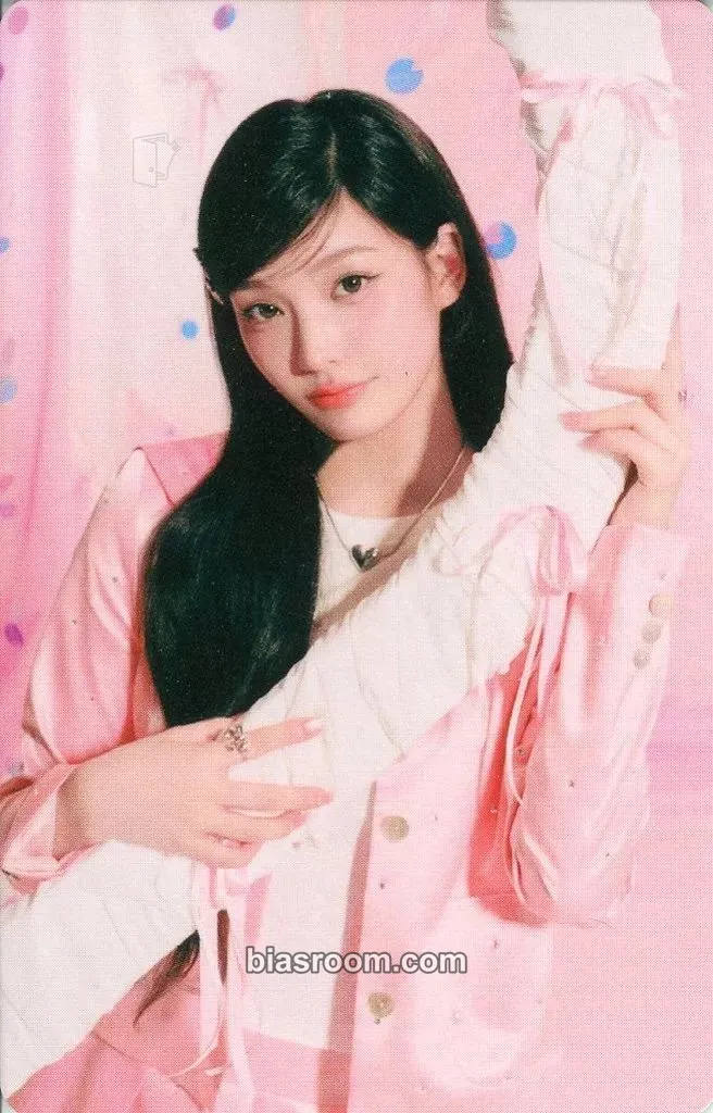 Iroha 2025 GLITTER DAY in JAPAN Photocard - ILLIT - ILLIT K-pop photocard