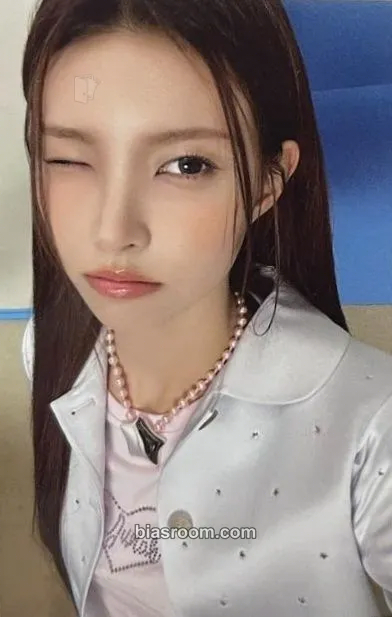 Yunah 2025 GLITTER DAY in SEOUL Photocard - ILLIT - ILLIT K-pop photocard