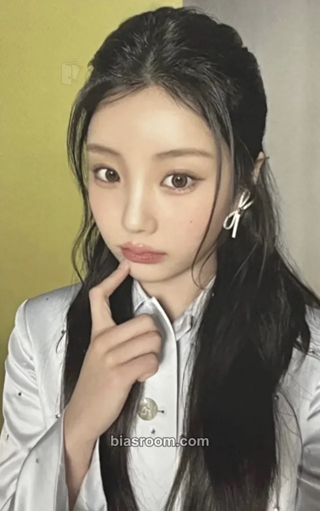 ILLIT - Wonhee - 2025 GLITTER DAY in SEOUL Event white version merch photocard t-shirt