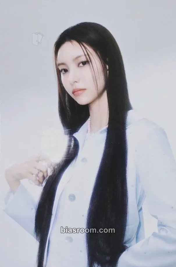 Yunah 2025 GLITTER DAY in SEOUL Photocard - ILLIT - ILLIT K-pop photocard