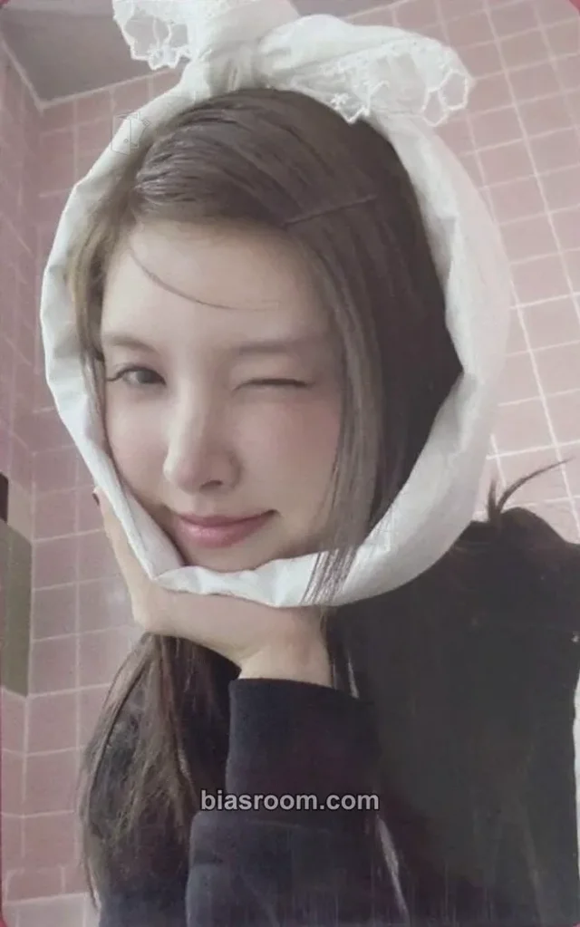 ILLIT - Yunah - I'LL LIKE YOU Album round 2 purchase benefit weverse global shop (wvg) pop-up offline