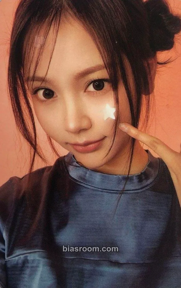 Carmen The Chase Photocard - Hearts2Hearts - Hearts2Hearts K-pop photocard
