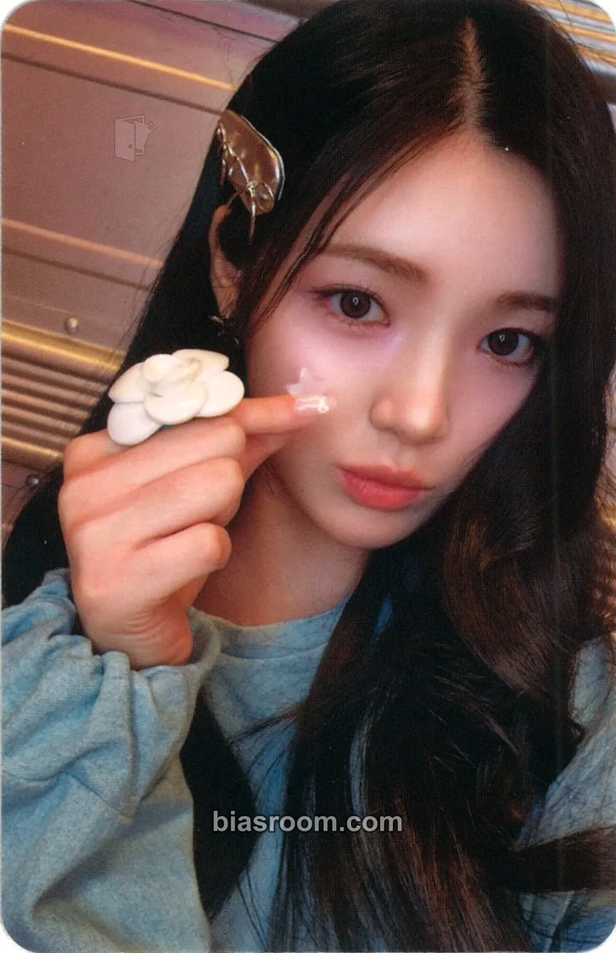 Yuha The Chase Photocard - Hearts2Hearts - Hearts2Hearts K-pop photocard