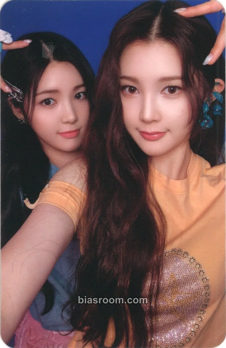 The Chase Photocard - Hearts2Hearts - Hearts2Hearts K-pop photocard