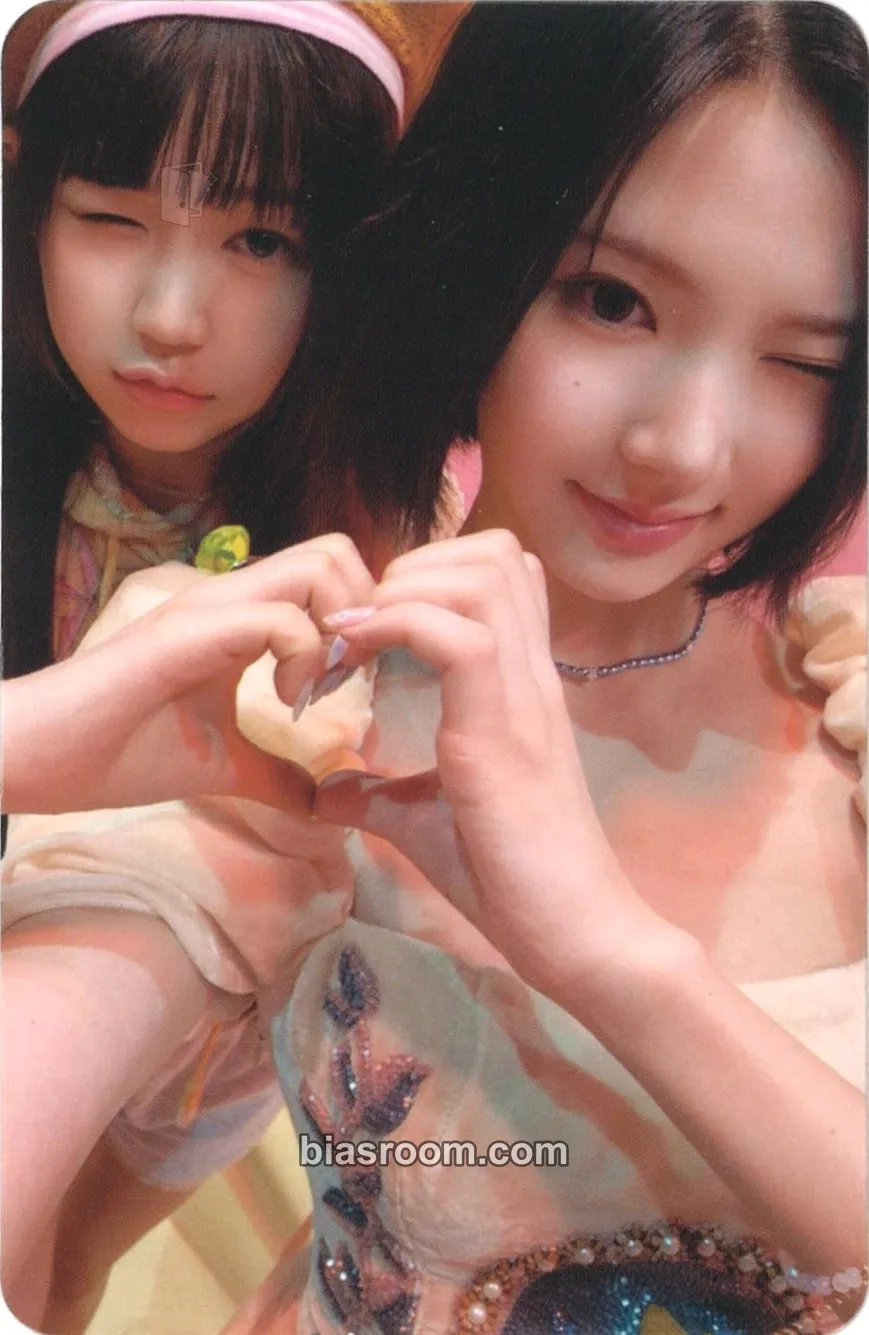 The Chase Photocard - Hearts2Hearts - Hearts2Hearts K-pop photocard