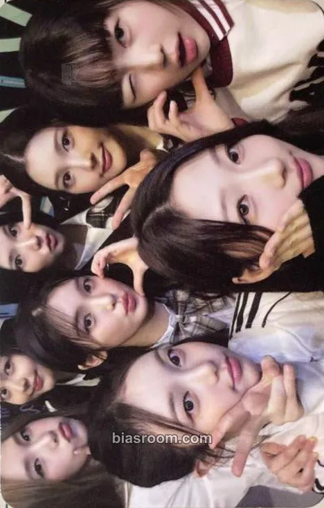 The Chase Photocard - Hearts2Hearts - Hearts2Hearts K-pop photocard