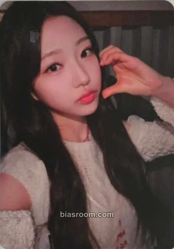 Stella The Chase Photocard - Hearts2Hearts - Hearts2Hearts K-pop photocard