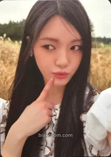 Yuha The Chase Photocard - Hearts2Hearts - Hearts2Hearts K-pop photocard