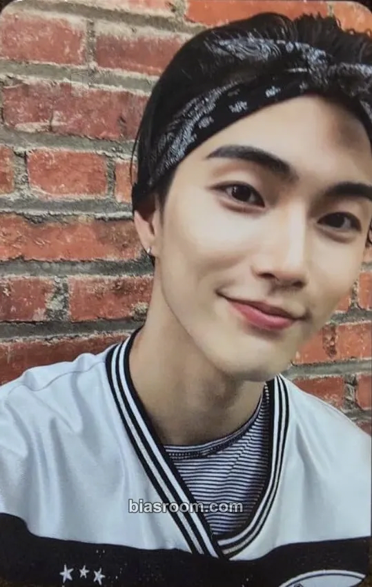 XngHan (ex. Seunghan) Get A Guitar Photocard - RIIZE - RIIZE K-pop photocard