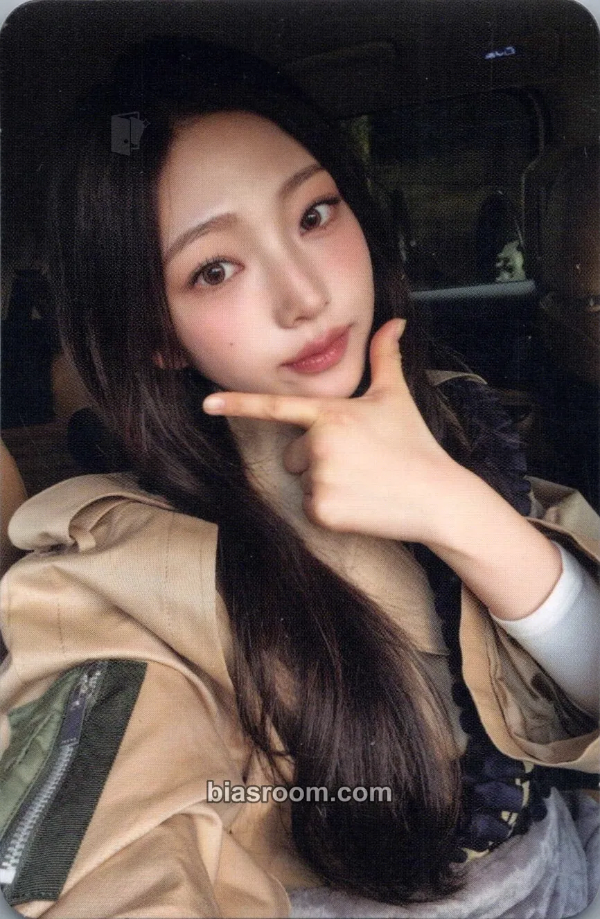 Stella The Chase Photocard - Hearts2Hearts - Hearts2Hearts K-pop photocard